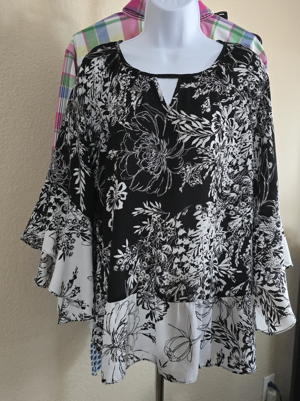 Black & White Floral Keyhole Ruffle-Sleeve Women's Blouse